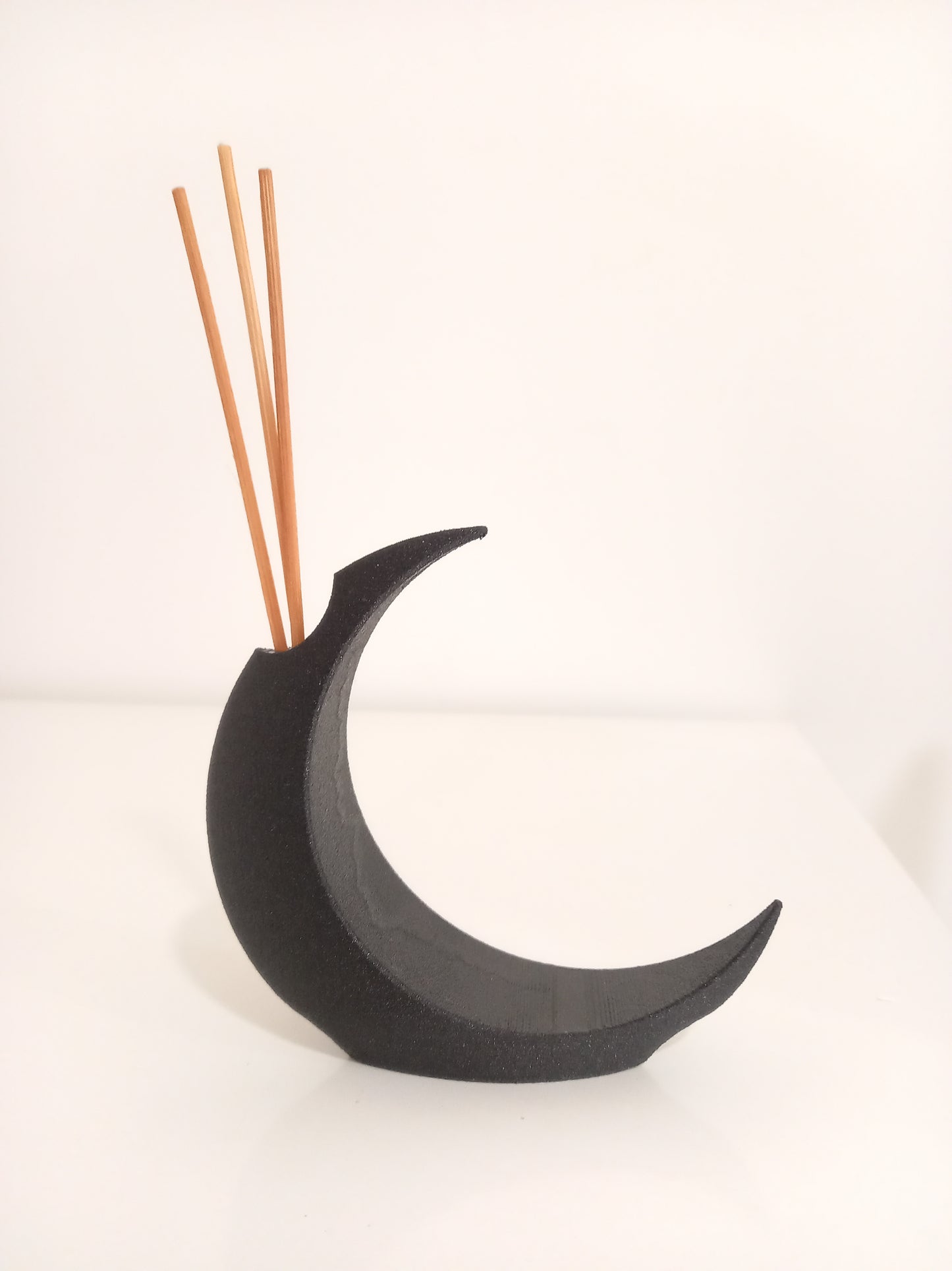 Recipiente de Fragancias en Media Luna Negra: Minimalismo y Elegancia Contemporánea