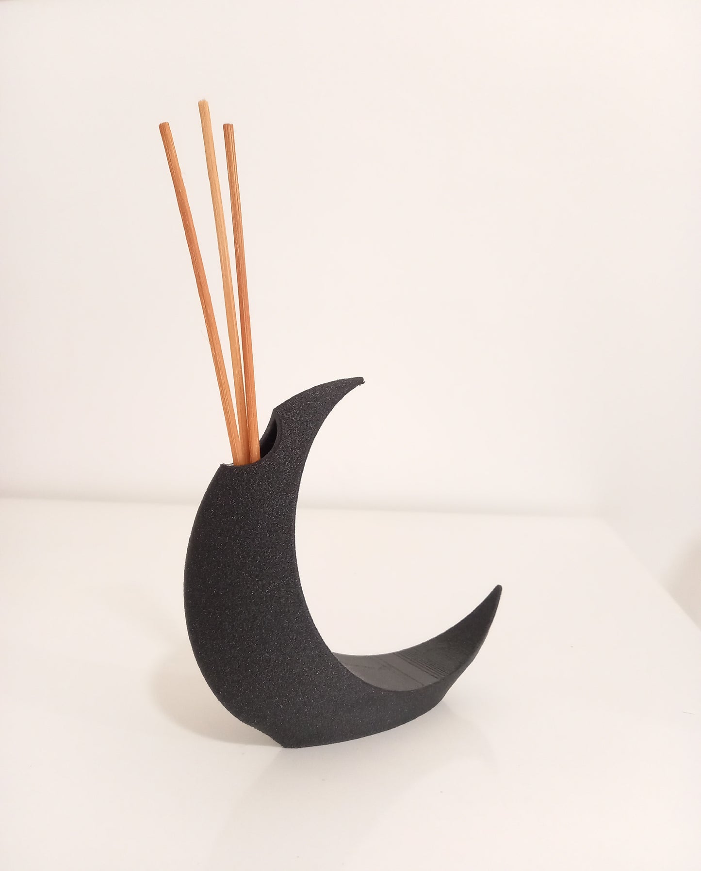 Recipiente de Fragancias en Media Luna Negra: Minimalismo y Elegancia Contemporánea