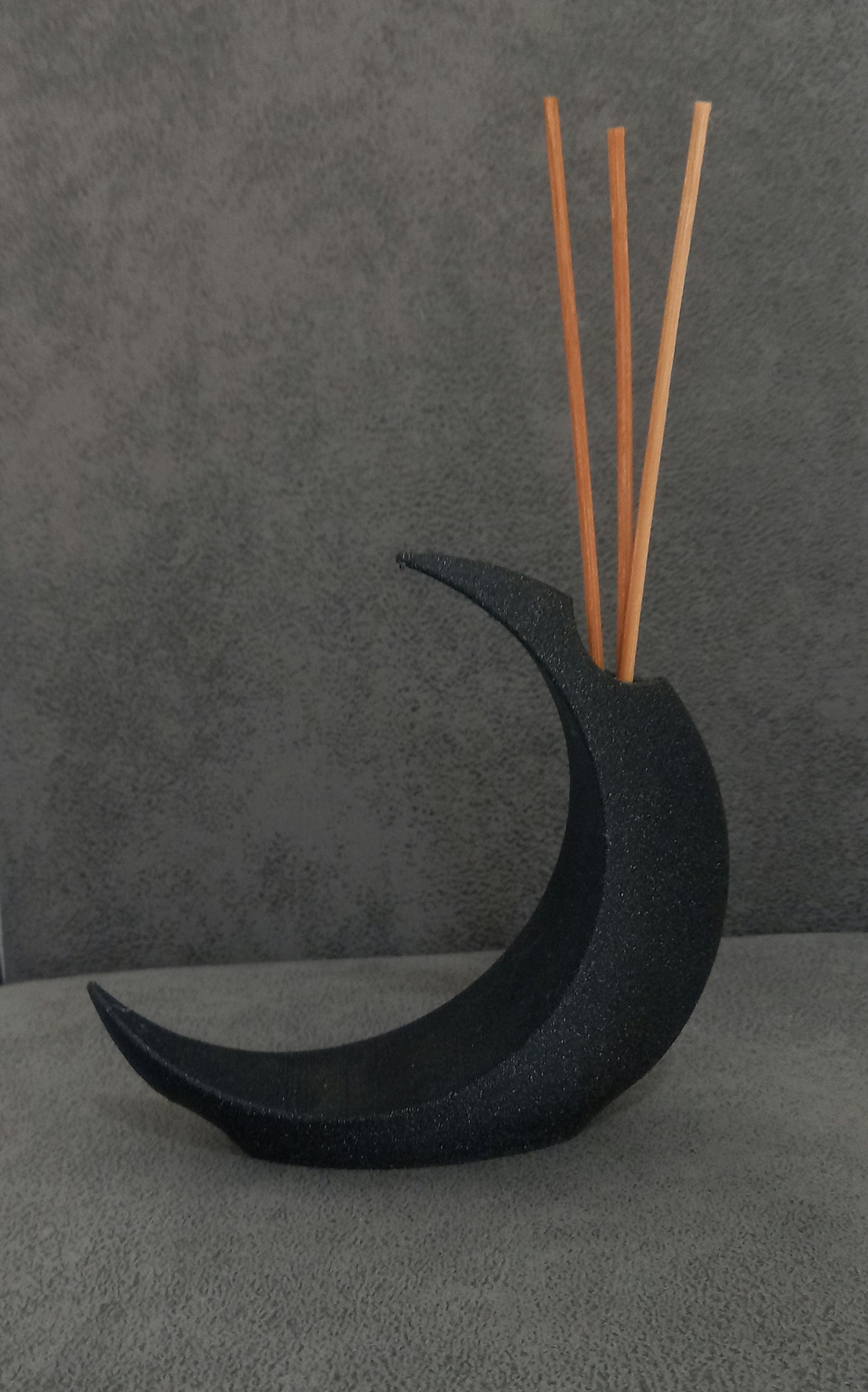 Recipiente de Fragancias en Media Luna Negra: Minimalismo y Elegancia Contemporánea