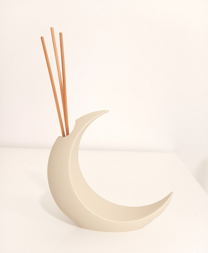 Recipiente de Fragancias en Media Luna Negra: Minimalismo y Elegancia Contemporánea