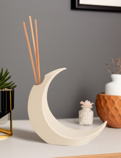 Recipiente de Fragancias en Media Luna Negra: Minimalismo y Elegancia Contemporánea