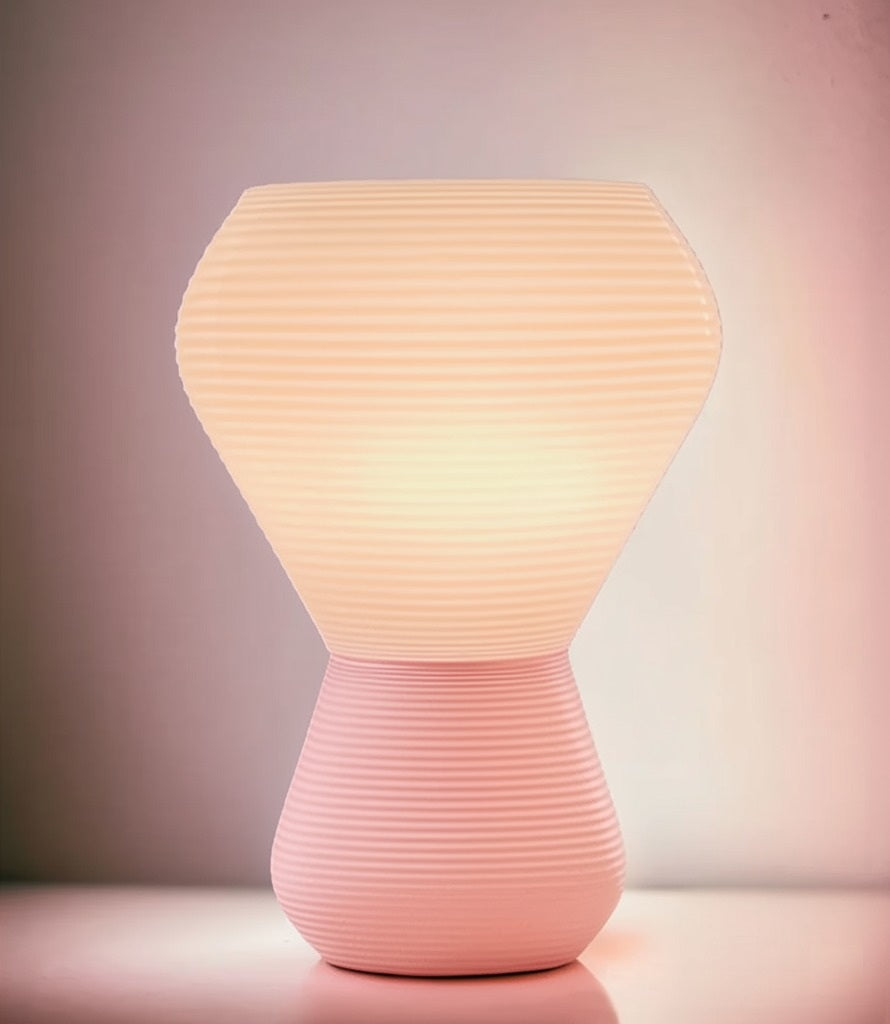 Lámpara Delta Ridge de Charles Regaud: Diseño Texturizado y Luz Sofisticada