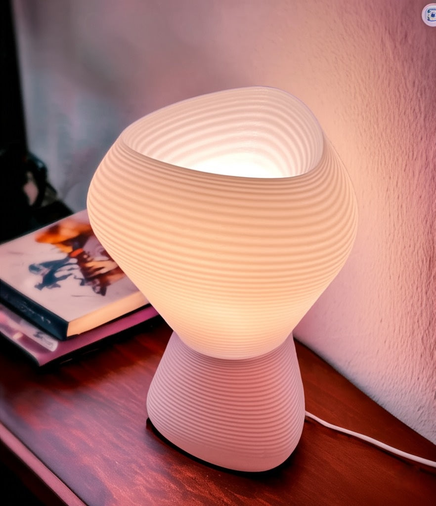 Lámpara Delta Ridge de Charles Regaud: Diseño Texturizado y Luz Sofisticada